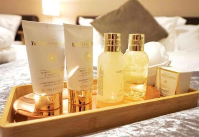 Stratton Cottage Guesthouse 比格尔斯威德 外观 照片 A selection of amenities by L'Occitane